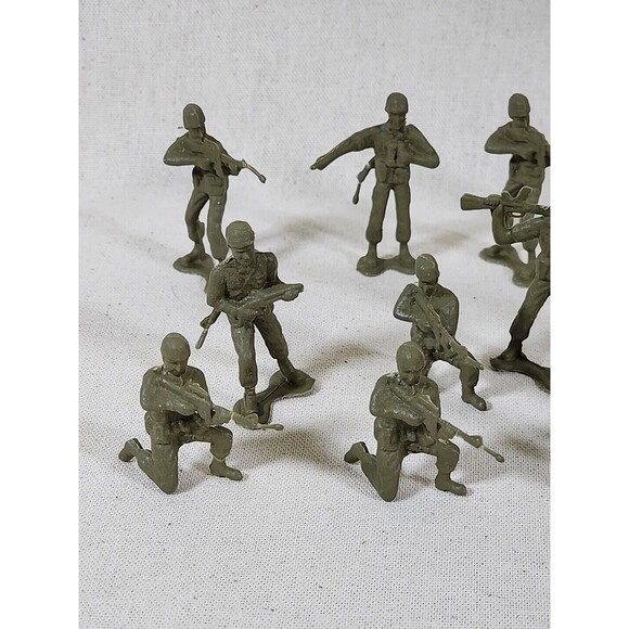 Vintage Lot Of 19 Military Plastic Toy Figures - Picture 2 of 10